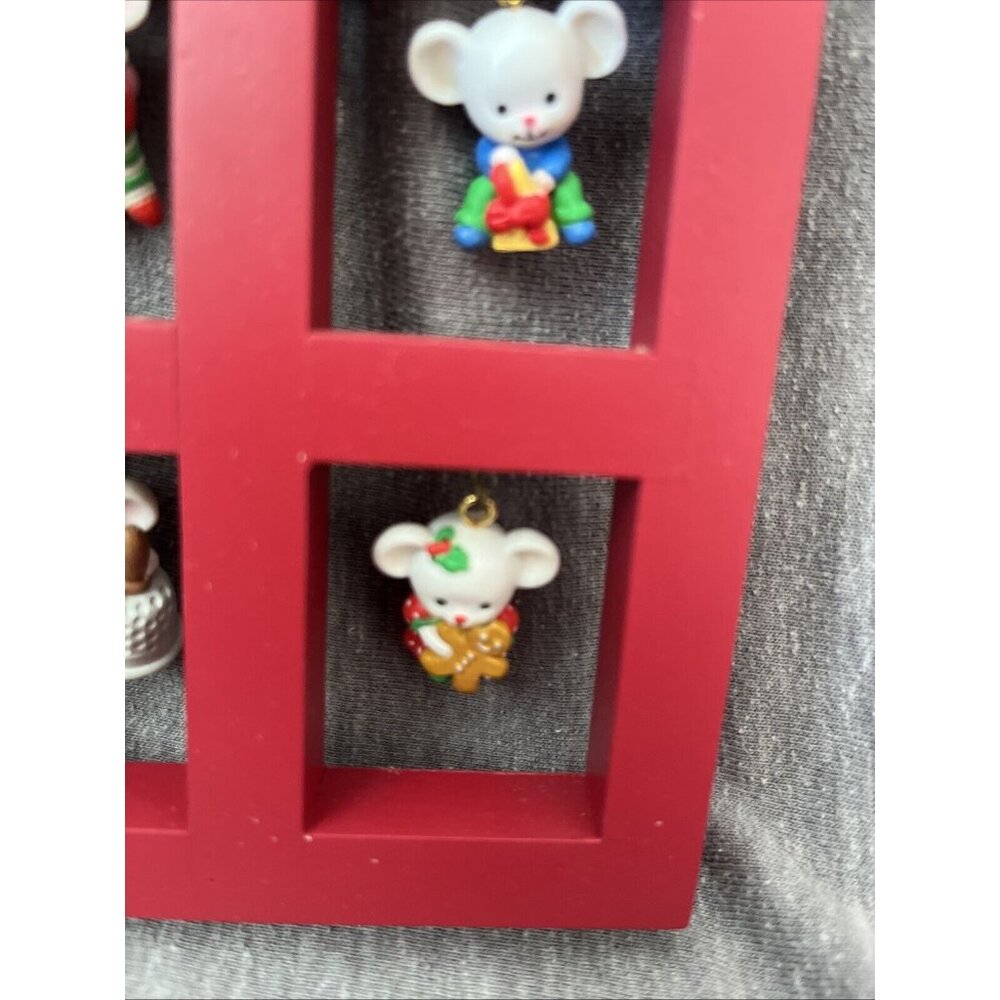 Vtg Avon A Merry Little Christmas Display Shadow Box House 5 Miniature Mice - Picture 5 of 7